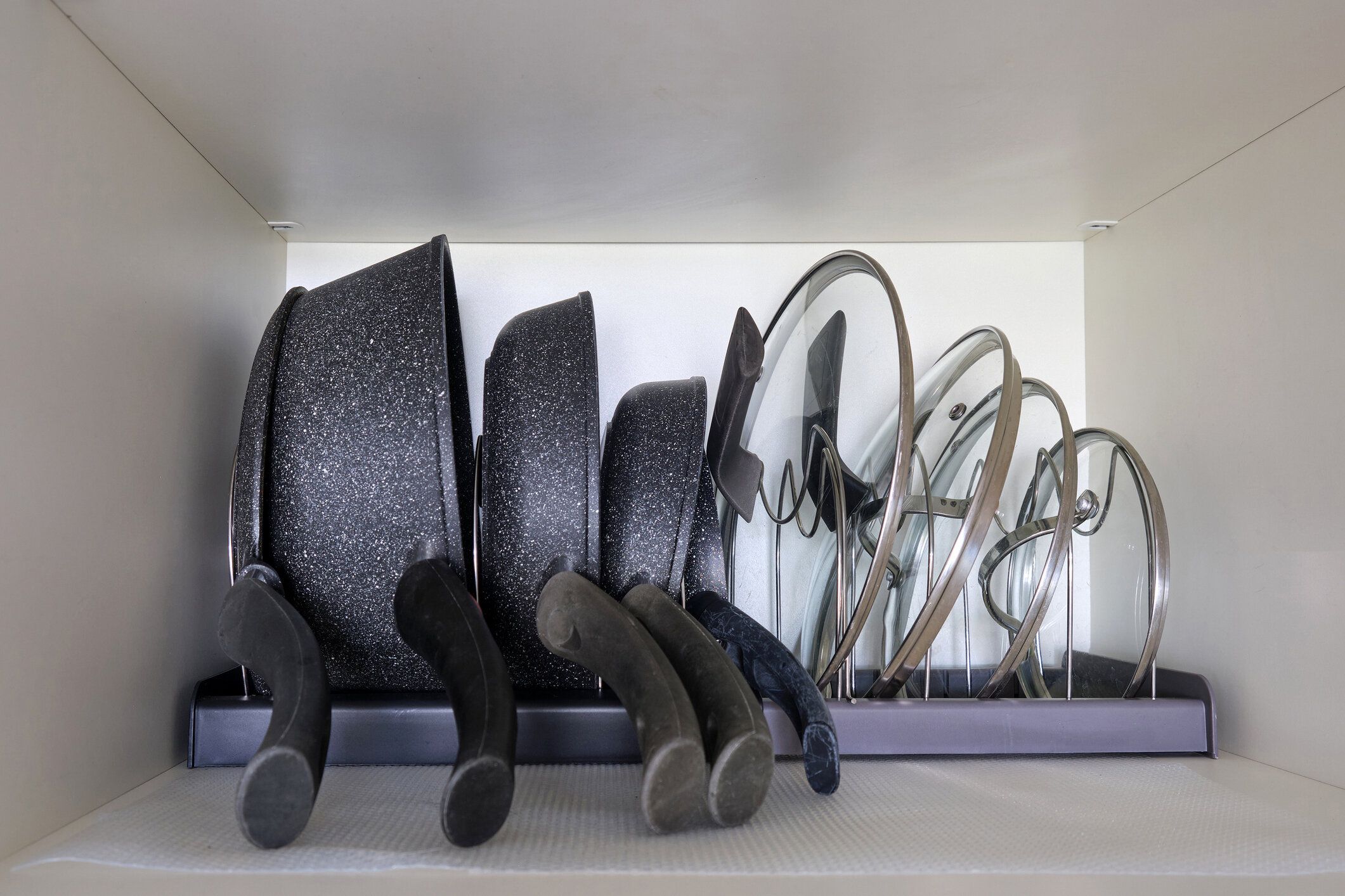 鍋収納のおすすめアイデア・商品をお伝え！シンク・コンロ下の有効活用法