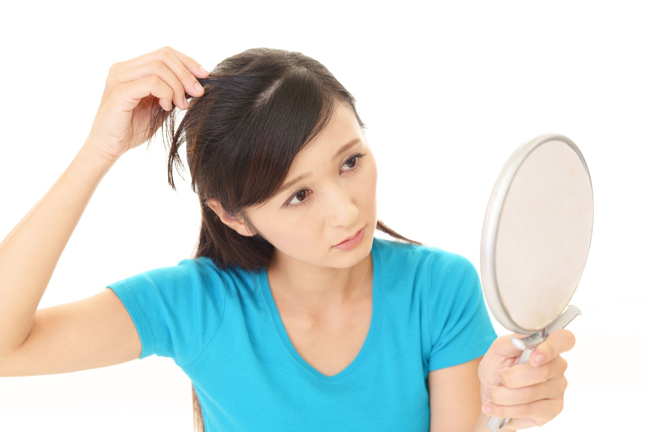 不安な表情の女性