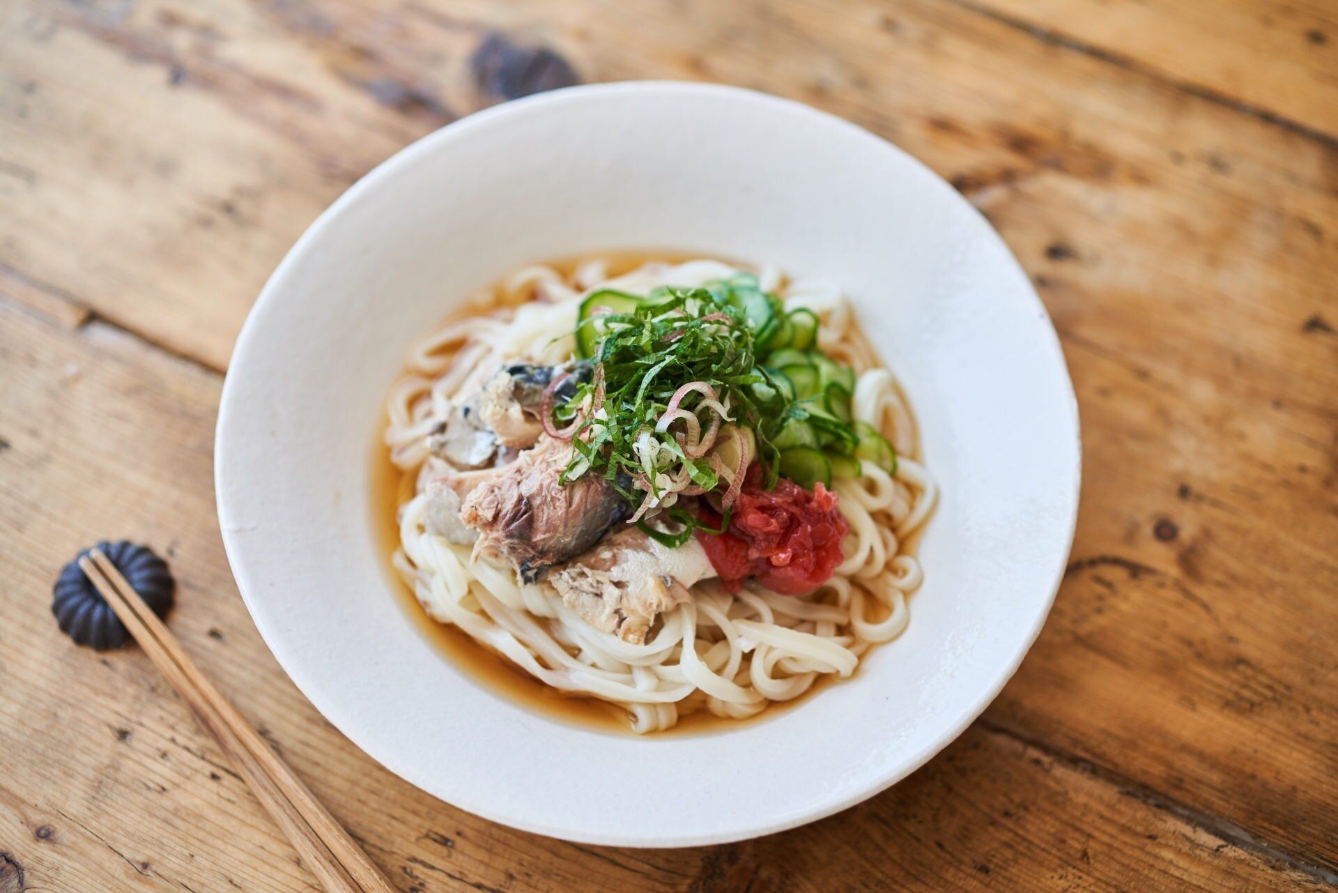 サバ缶と薬味の梅うどん
