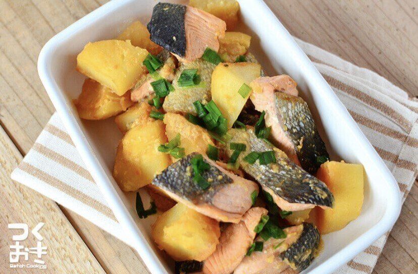鮭とじゃがいもの味噌バター煮込み