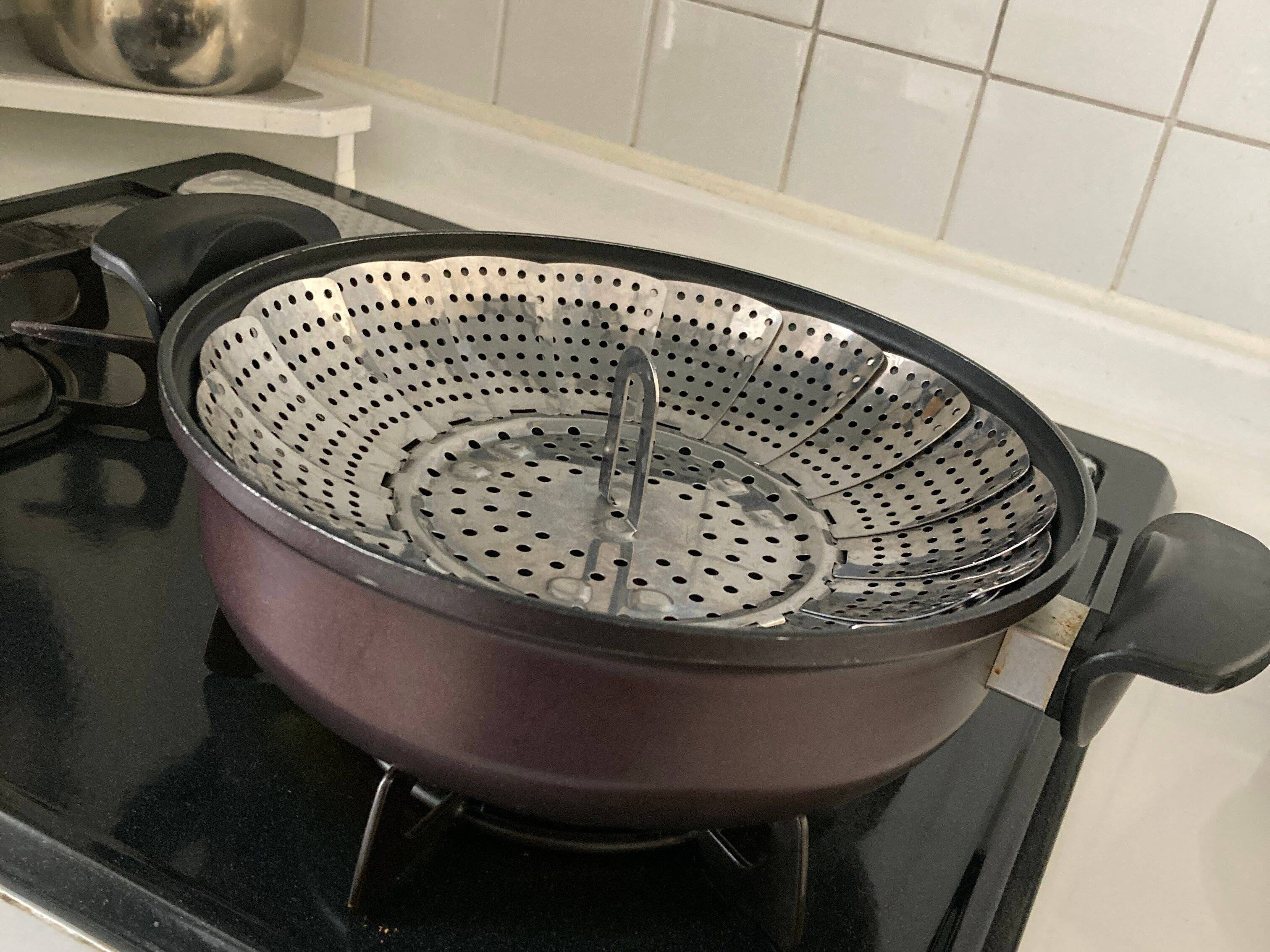 すき焼き鍋に入れた蒸し器