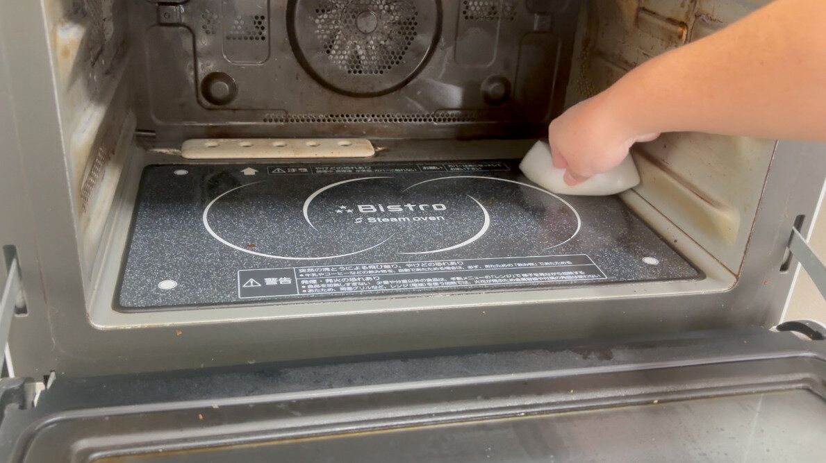 レンジ庫内をスポンジでこする