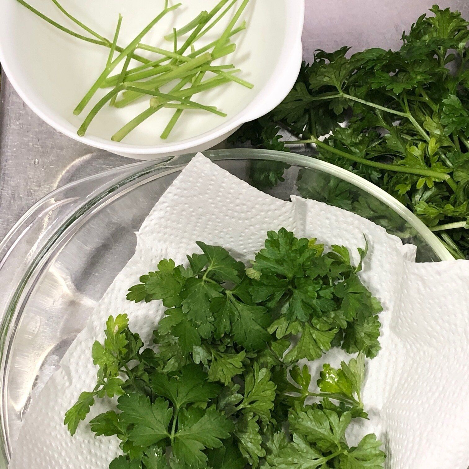 パセリを茎と分ける