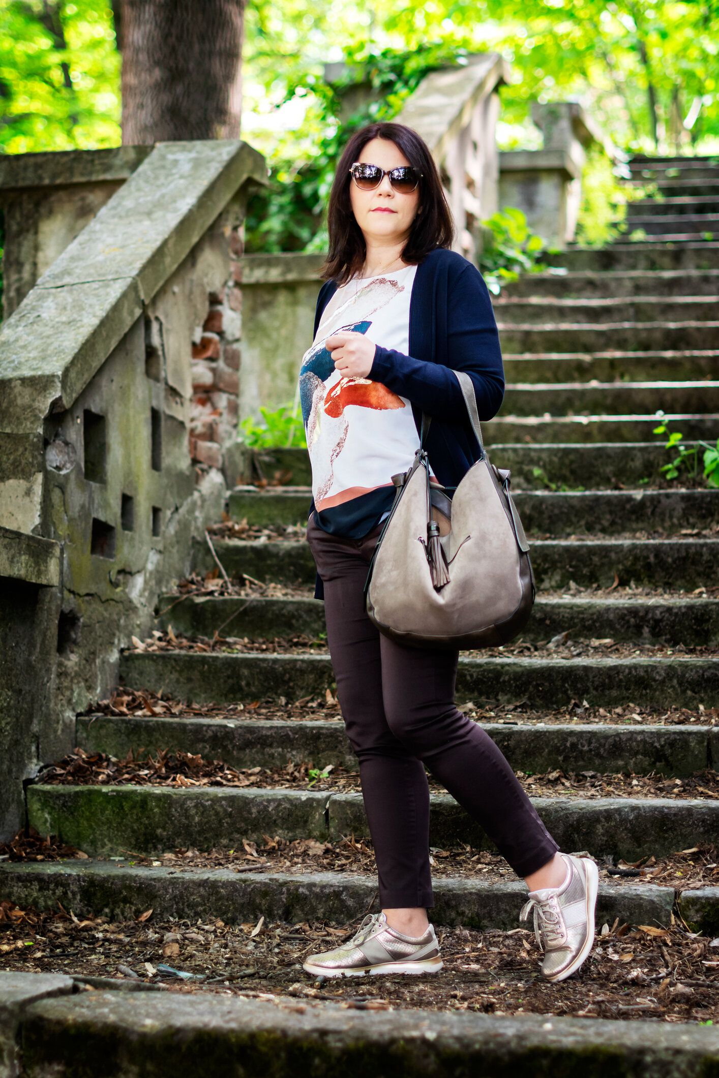 カジュアルな服を着たエレガントな女性