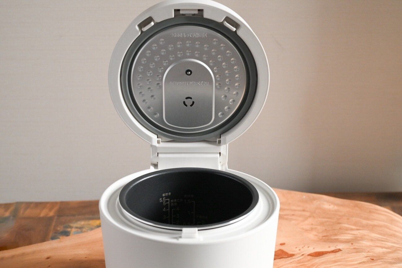 フタをあけた炊飯器