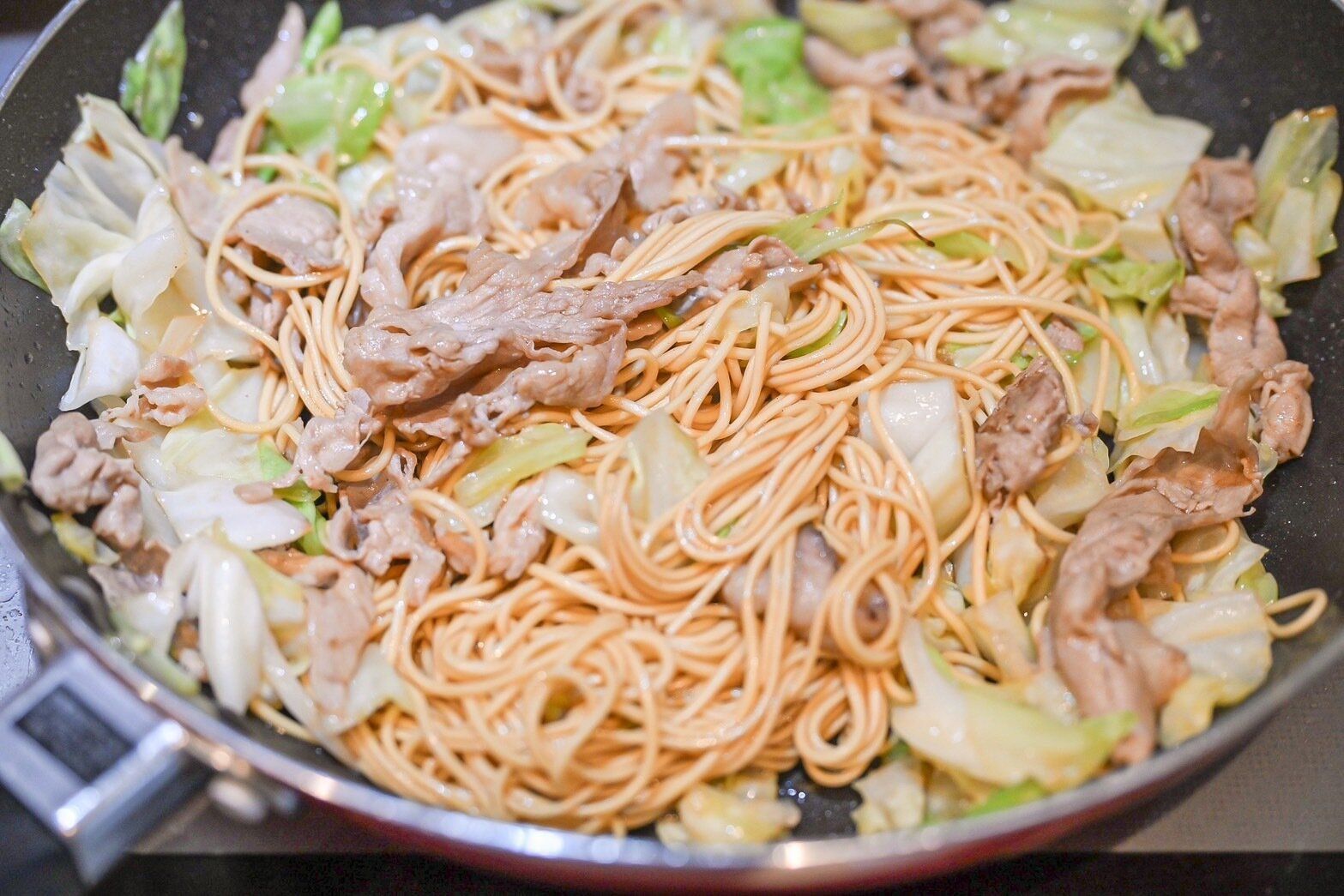 フライパンに入った焼きそば