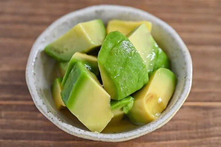 アボカドのにんにく白だし漬け