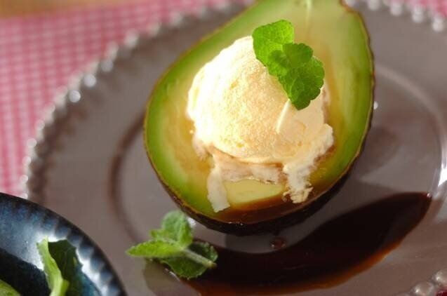 アボカドのアイス添え