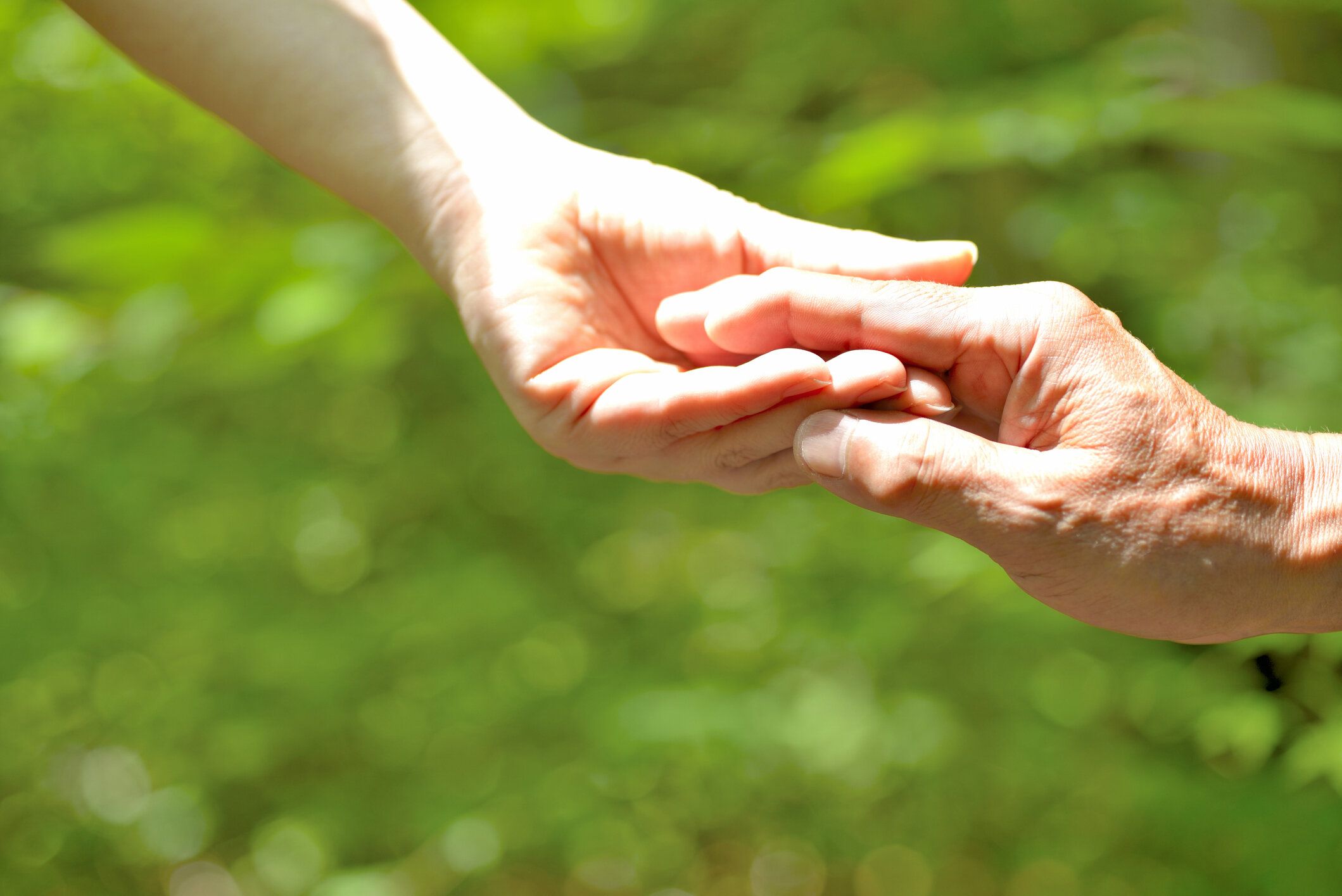 手をクローズアップしたケアのイメージ