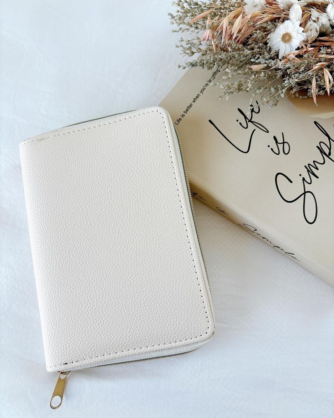 【ダイソー】高見え感ハンパない！フェイクレザーマルチ手帳ケース