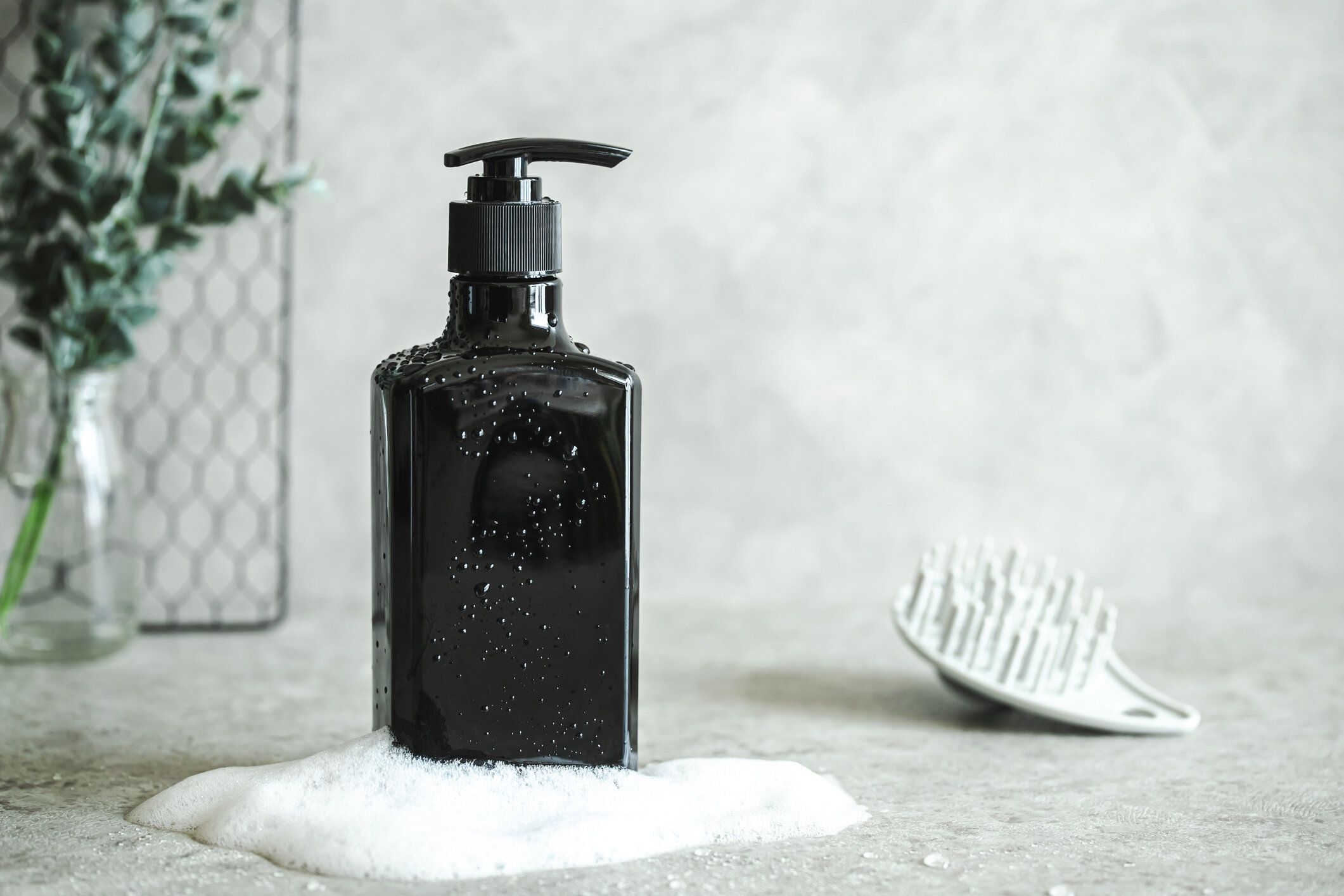 シャンプーボトルとシャンプーブラシ