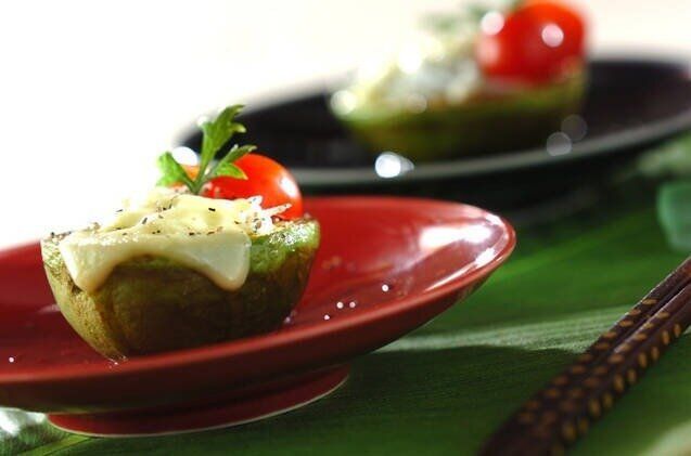 焼きアボカドのシラスチーズ