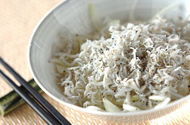 シラスたっぷりオニオンサラダ