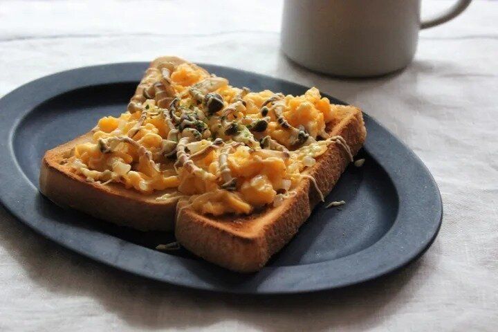 たまごトーストとしめじソテー