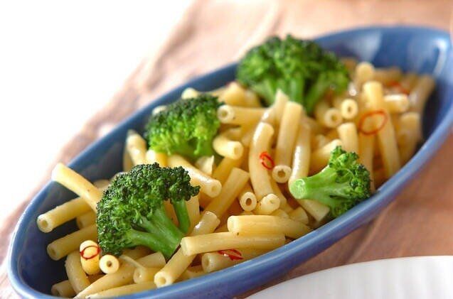 マカロニ入りブロッコリー入りペペロンチーノ