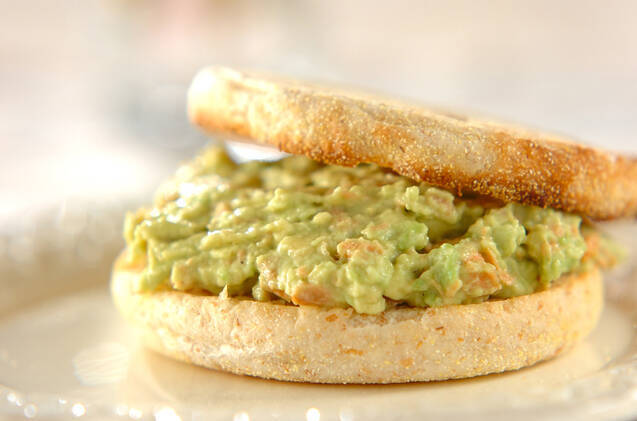 鮭アボカドのオープンサンド