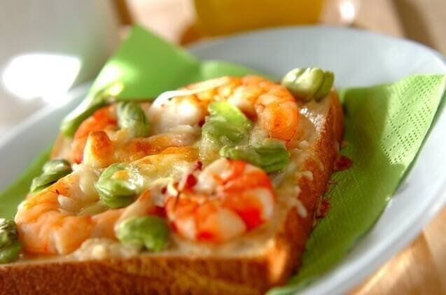 食パンを使ったエビとソラ豆のグラタントースト