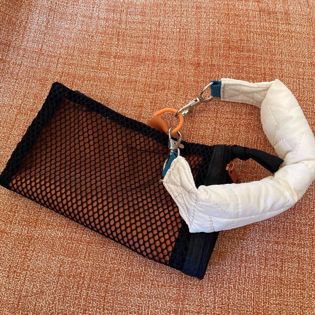 220円には見えない高見え！見つけたら絶対買って！おしゃれで機能も充実のDAISOｘTGC「ハンドストラップ」に大満足