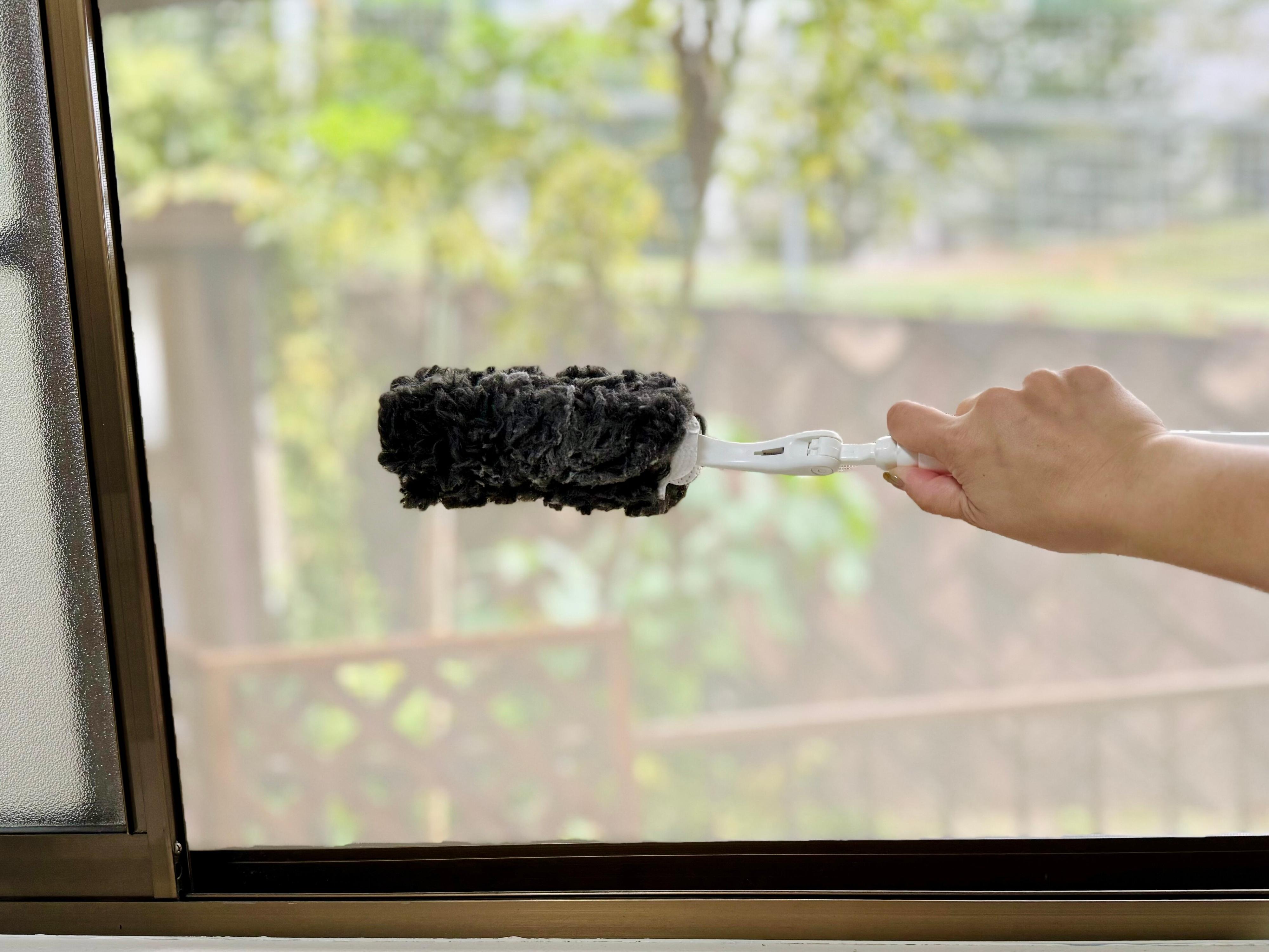 ハンディワイパーで網戸掃除