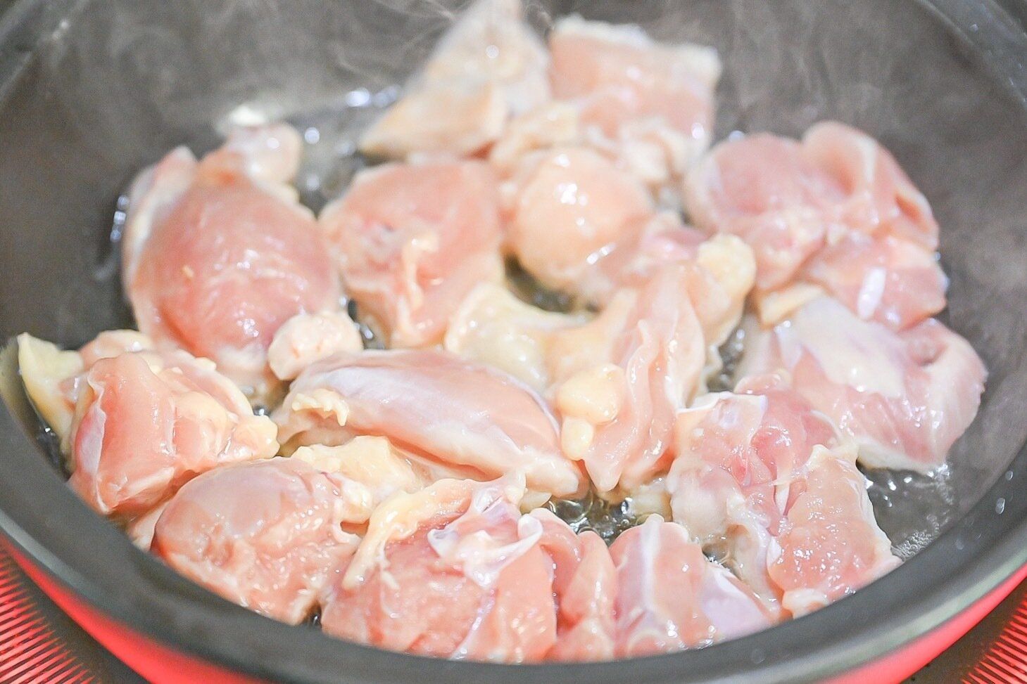 加熱している鳥肉