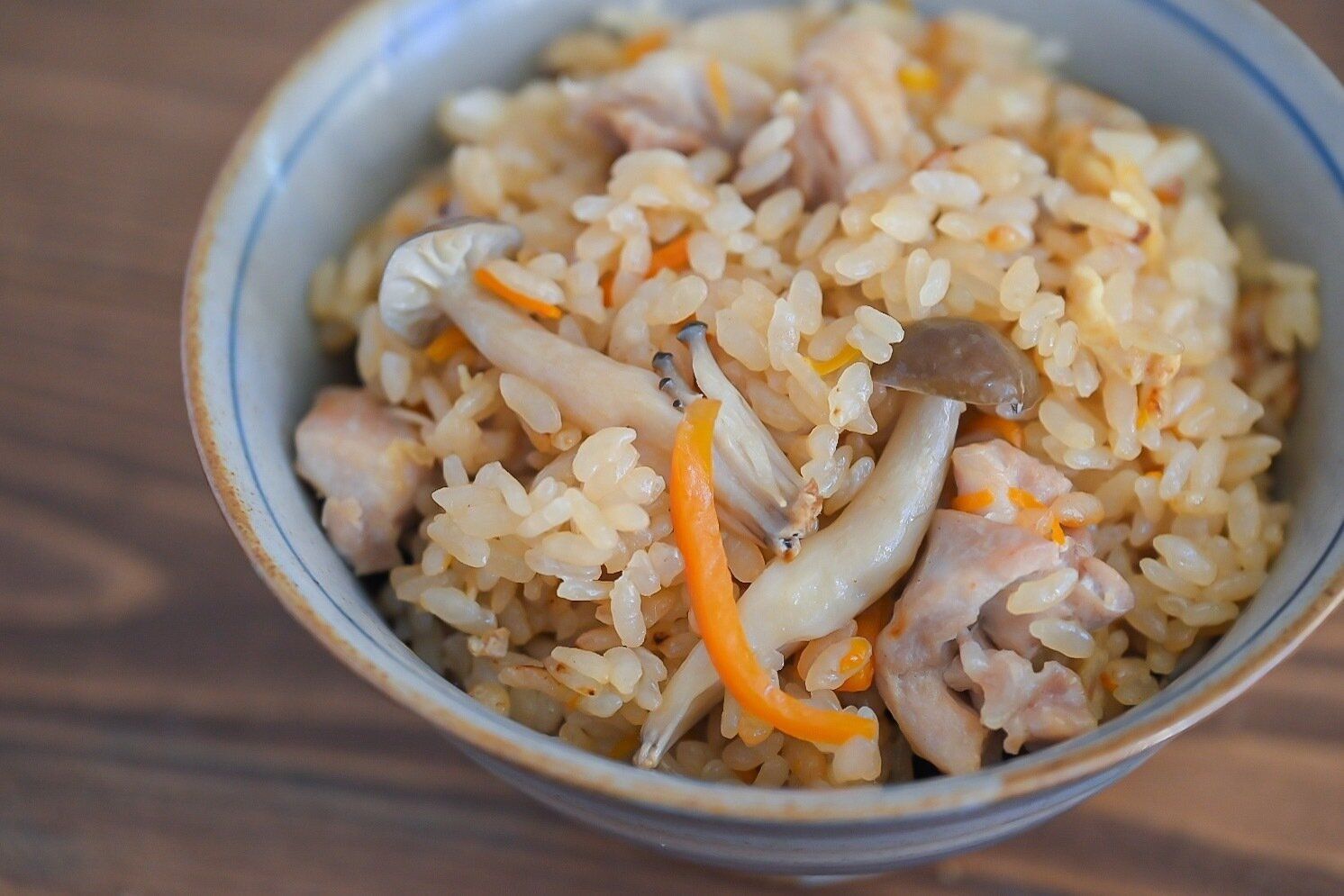茶碗に盛られた鶏肉の炊き込みごはん