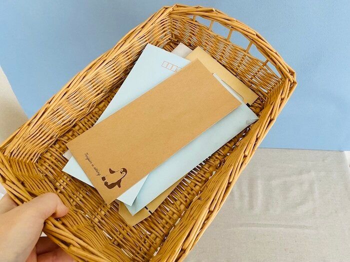 郵便物をカゴにまとめる