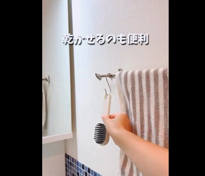 【キャンドゥ】3COINSにうり二つ!?洗剤が入るブラシ