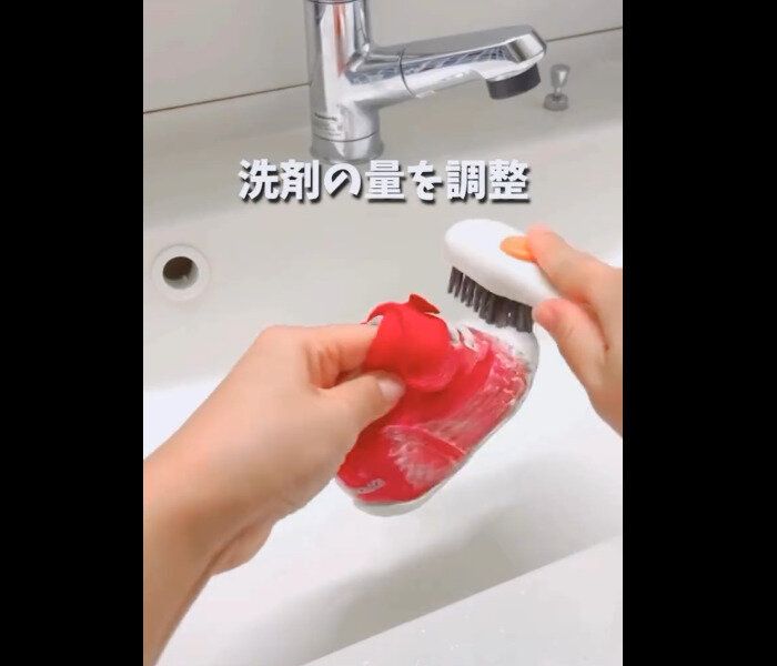 【キャンドゥ】3COINSにうり二つ!?洗剤が入るブラシ