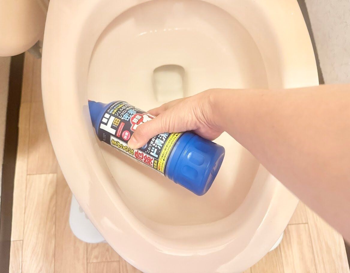 トイレブラシをやめて「かけるだけの洗剤」に変更！