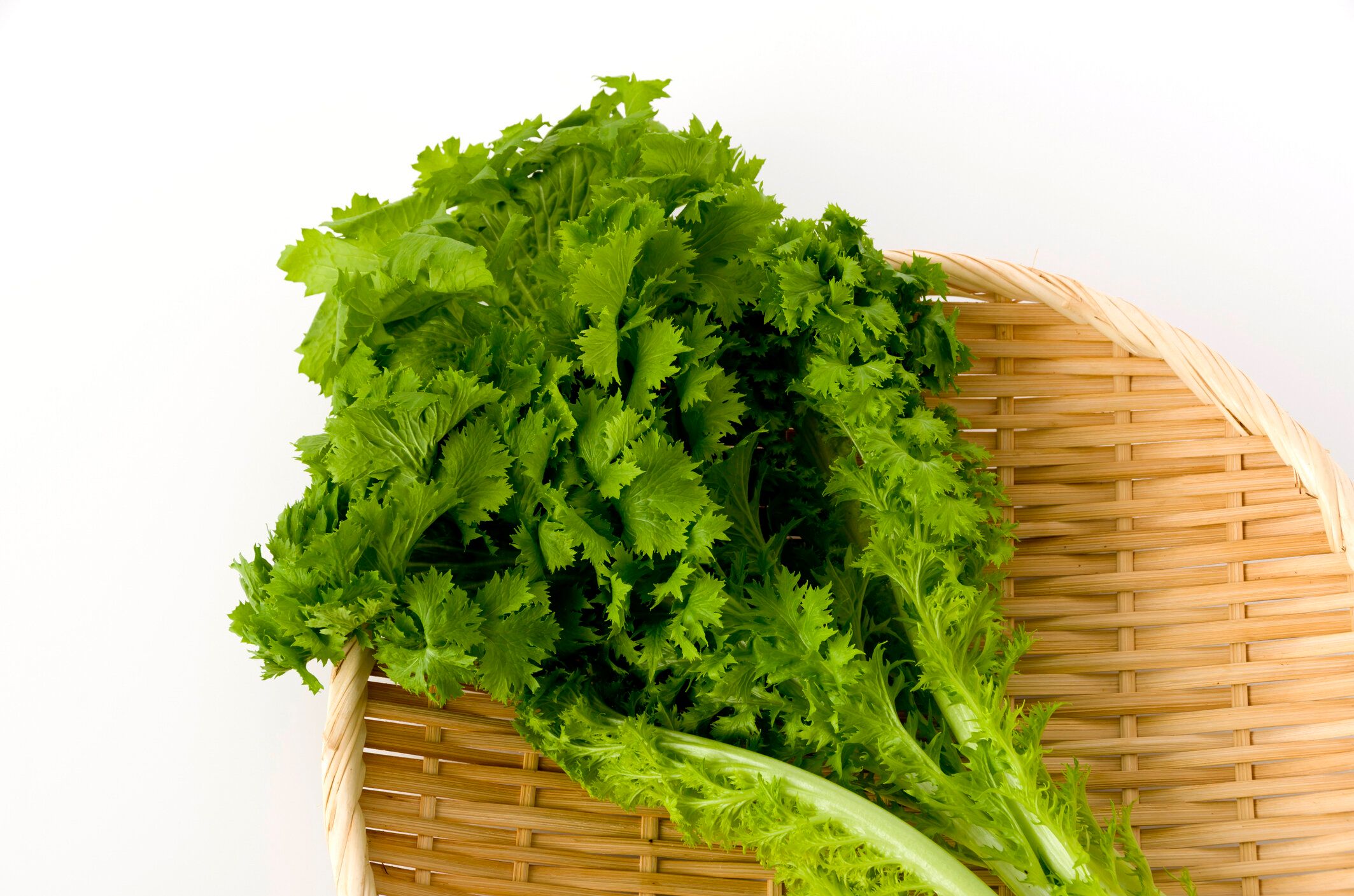 白い背景に竹のザルでわさびグリーン