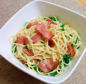 わさび菜とベーコンの燻製風味パスタ