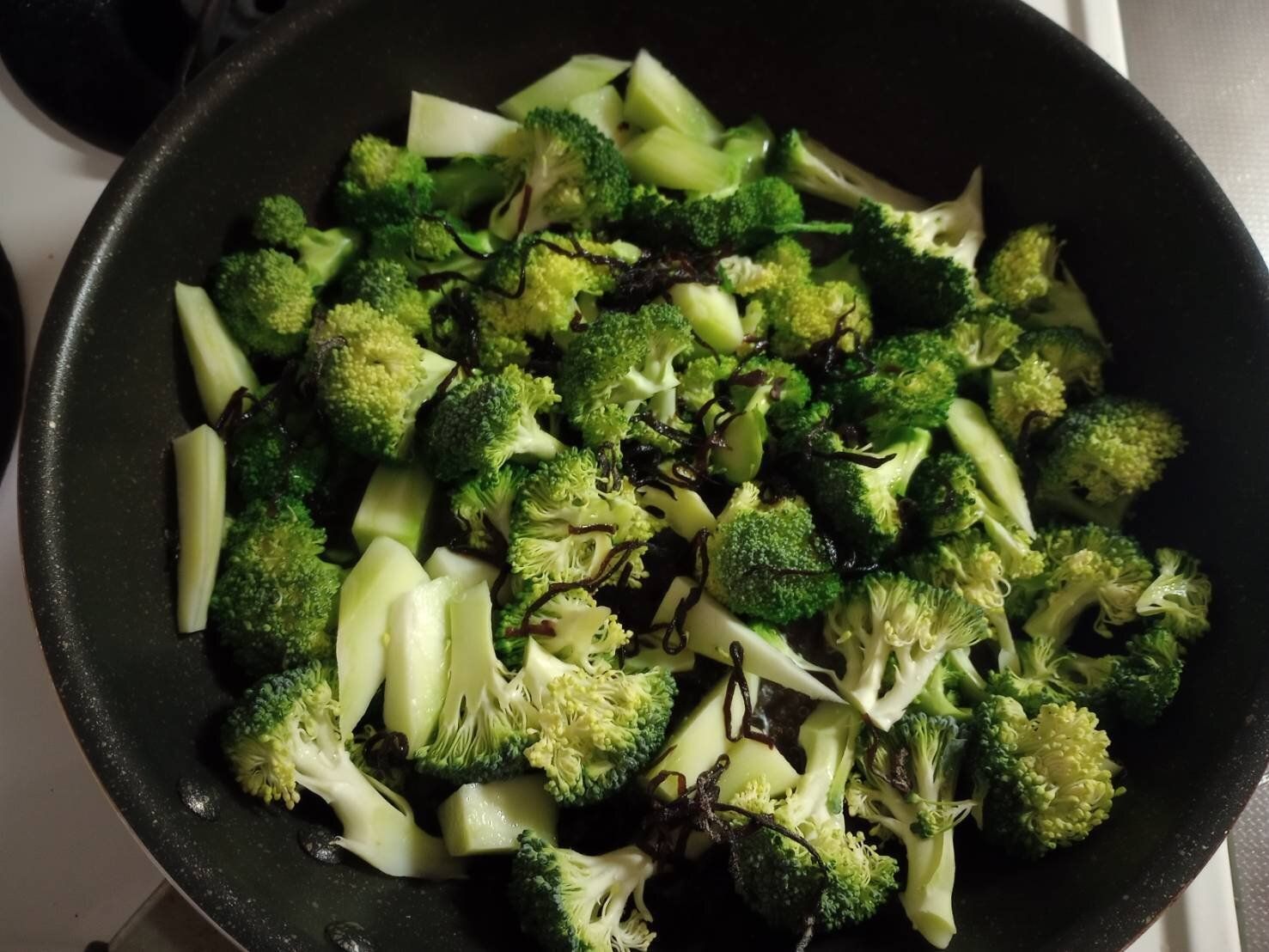 フライパンで調理されるブロッコリー