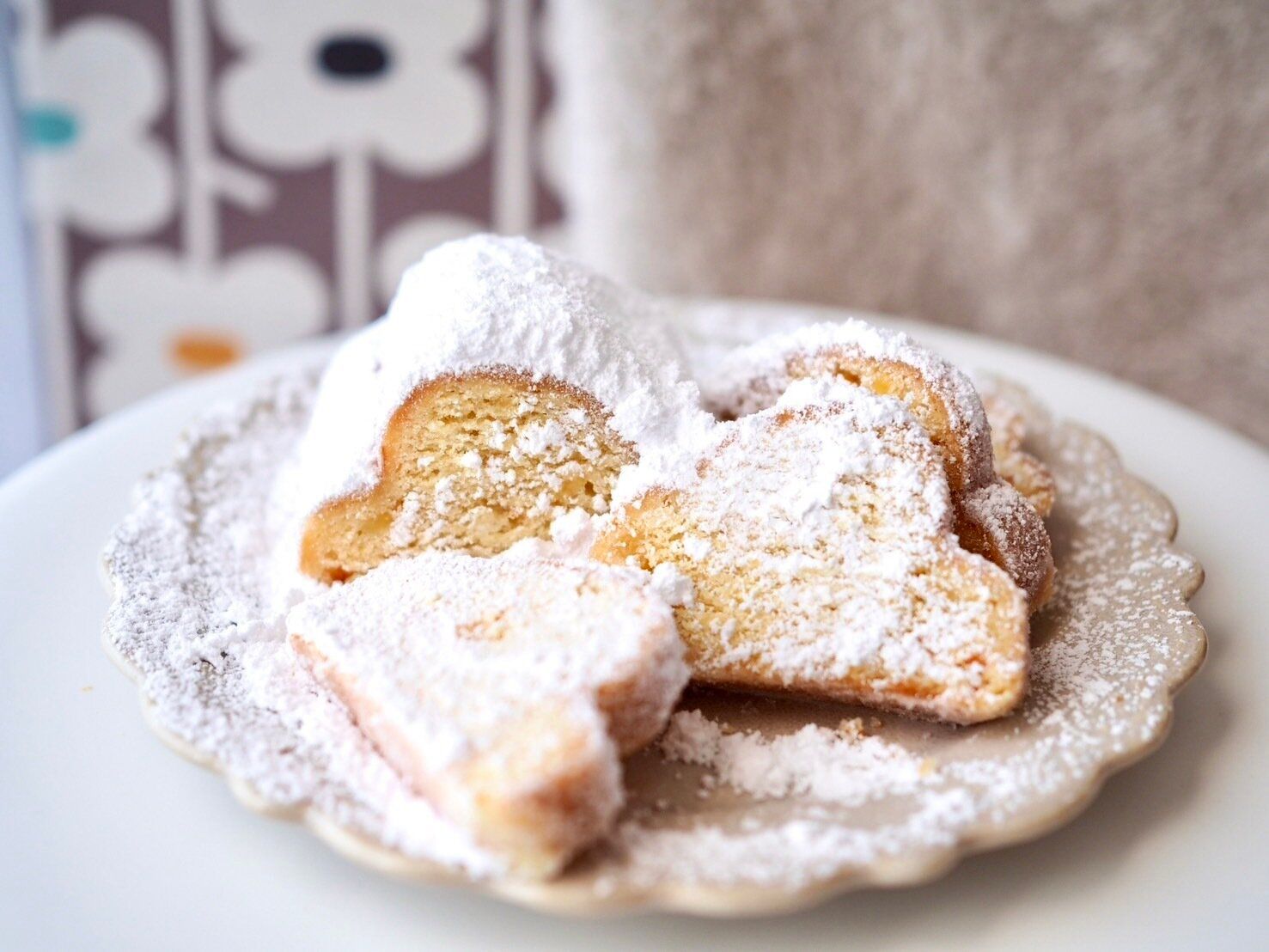 シャトレーゼ「シュトーレン」粉糖をかけた写真