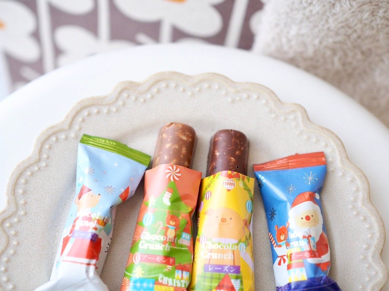 シャトレーゼ「Xmasチョコレートクランチ (アーモンド、レーズン)」商品写真