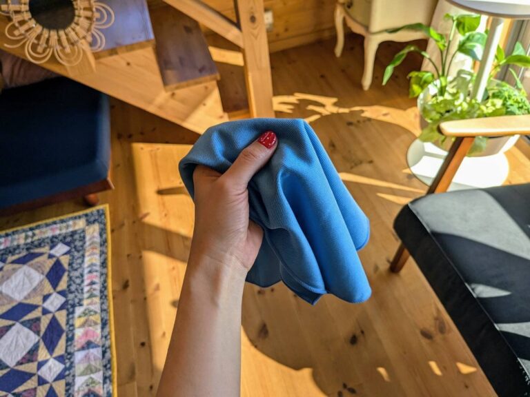 【窓そうじ】さすがは業務用！“洗剤＆二度拭き不要”エコで時短の「クロス」