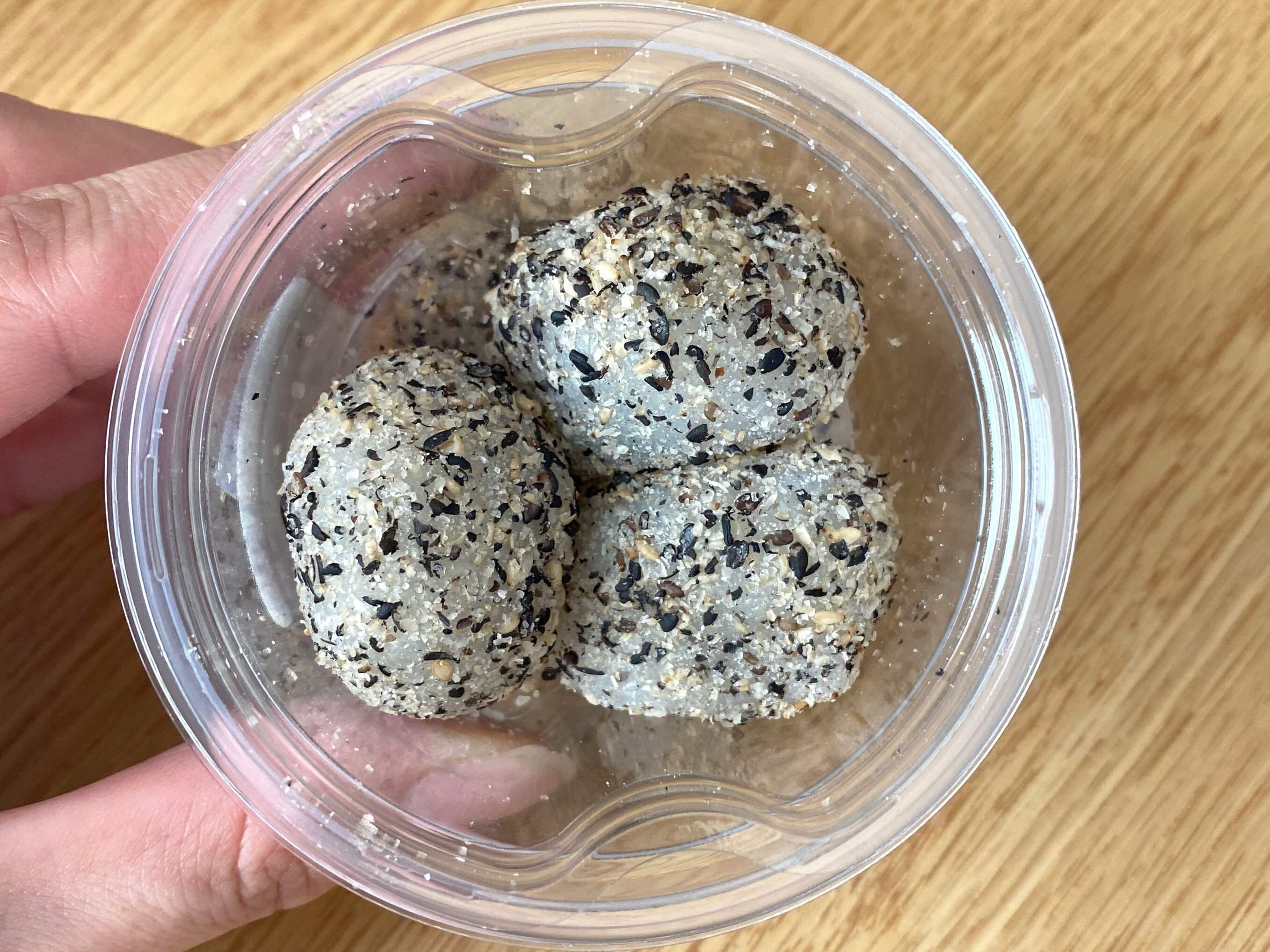 黒胡麻蜜入り団子カップ入