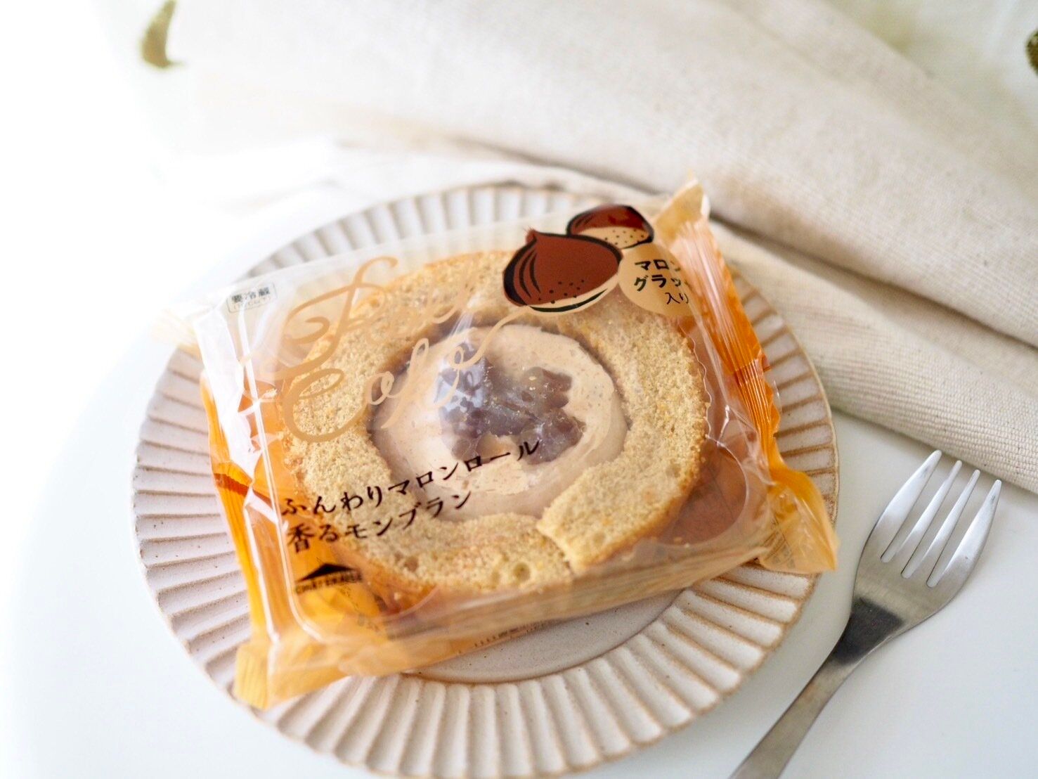 シャトレーゼ「ふんわりマロンロール 香るモンブラン」商品写真