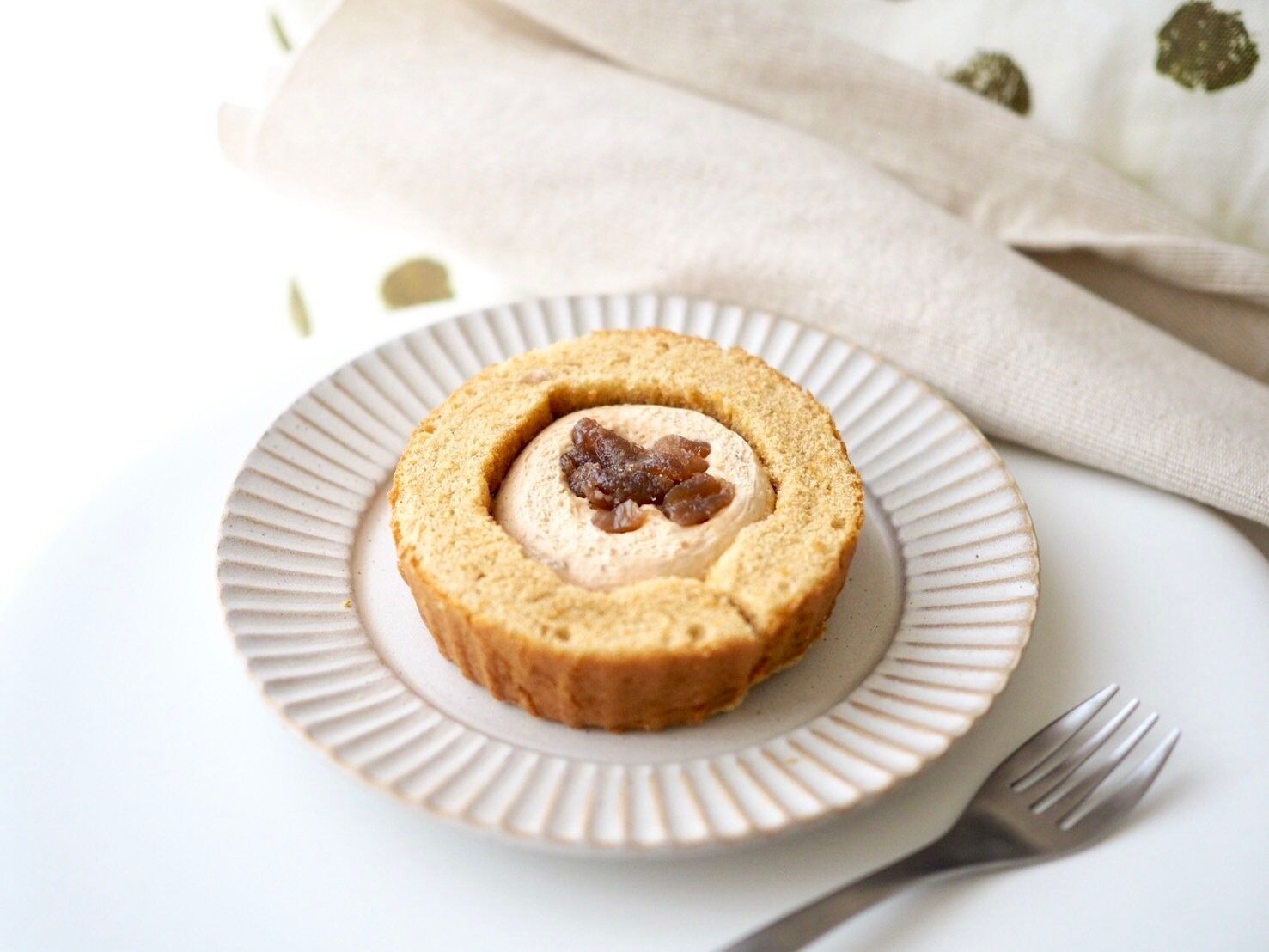 シャトレーゼ「ふんわりマロンロール 香るモンブラン」商品写真