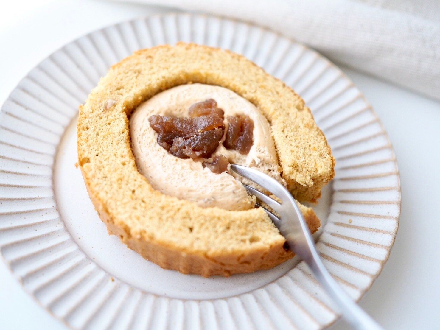 シャトレーゼ「ふんわりマロンロール 香るモンブラン」フォーク写真