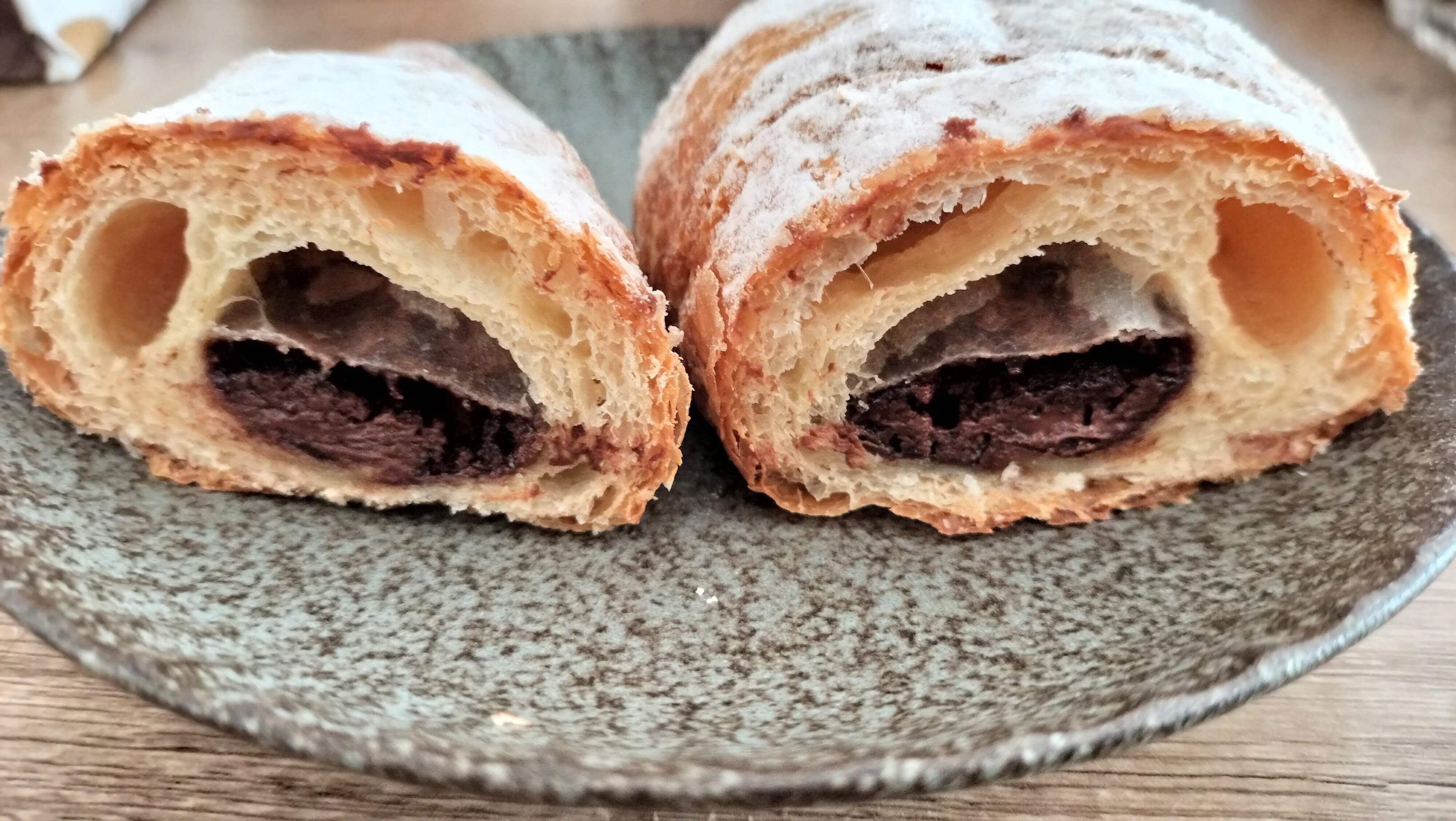 チョココロネを半分にカットした断面