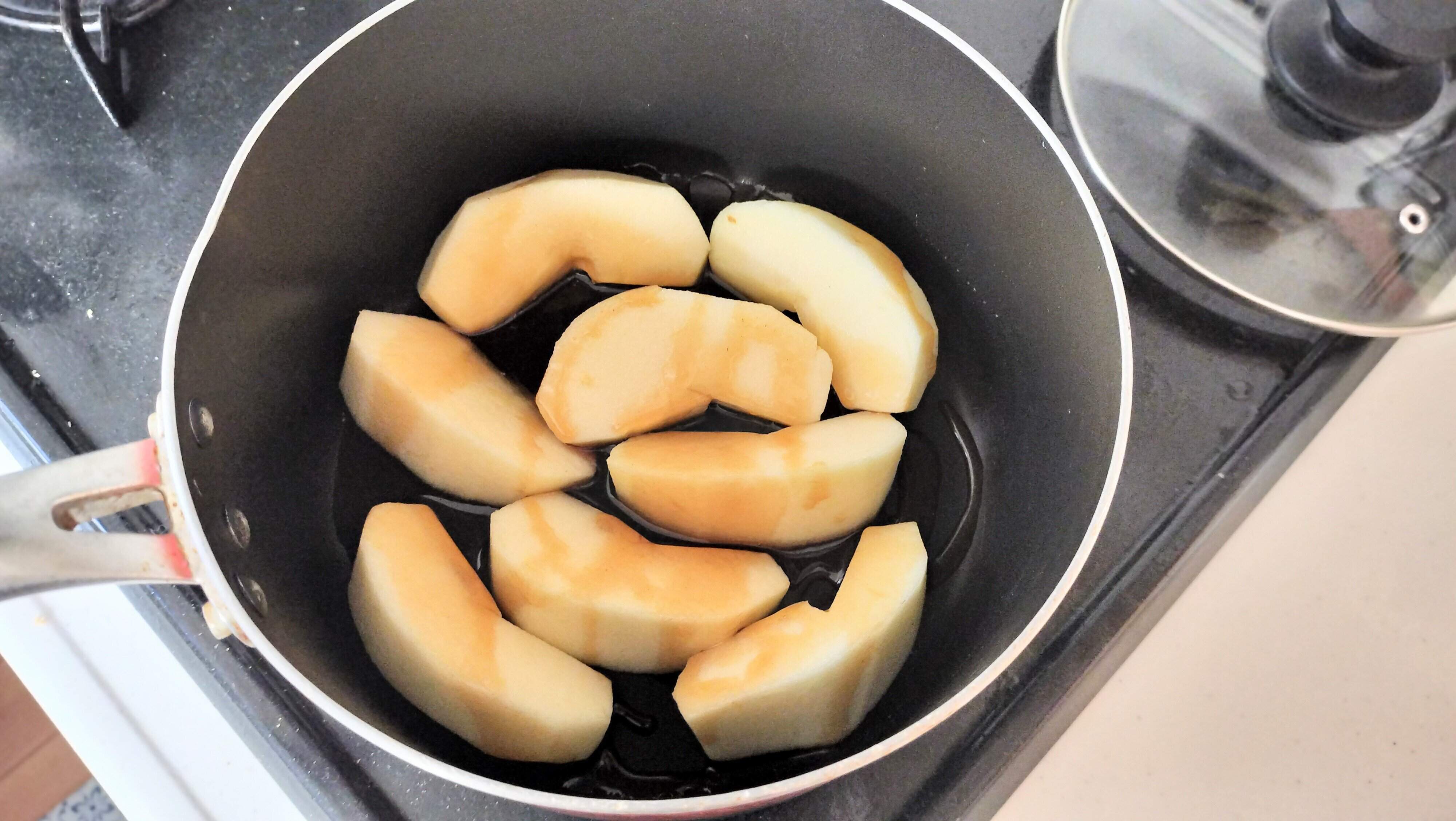 りんごを鍋で煮る