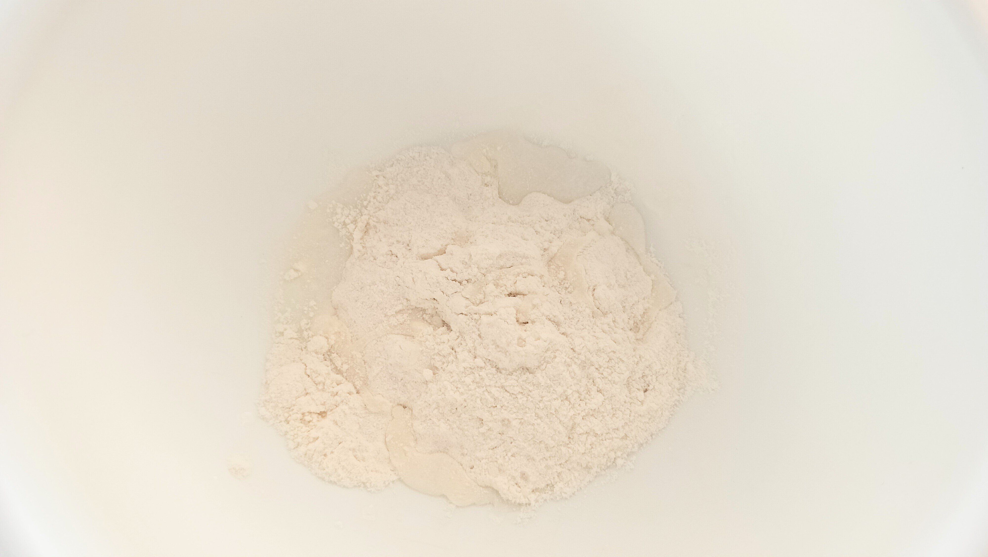 タルトベースをボウルでこねる