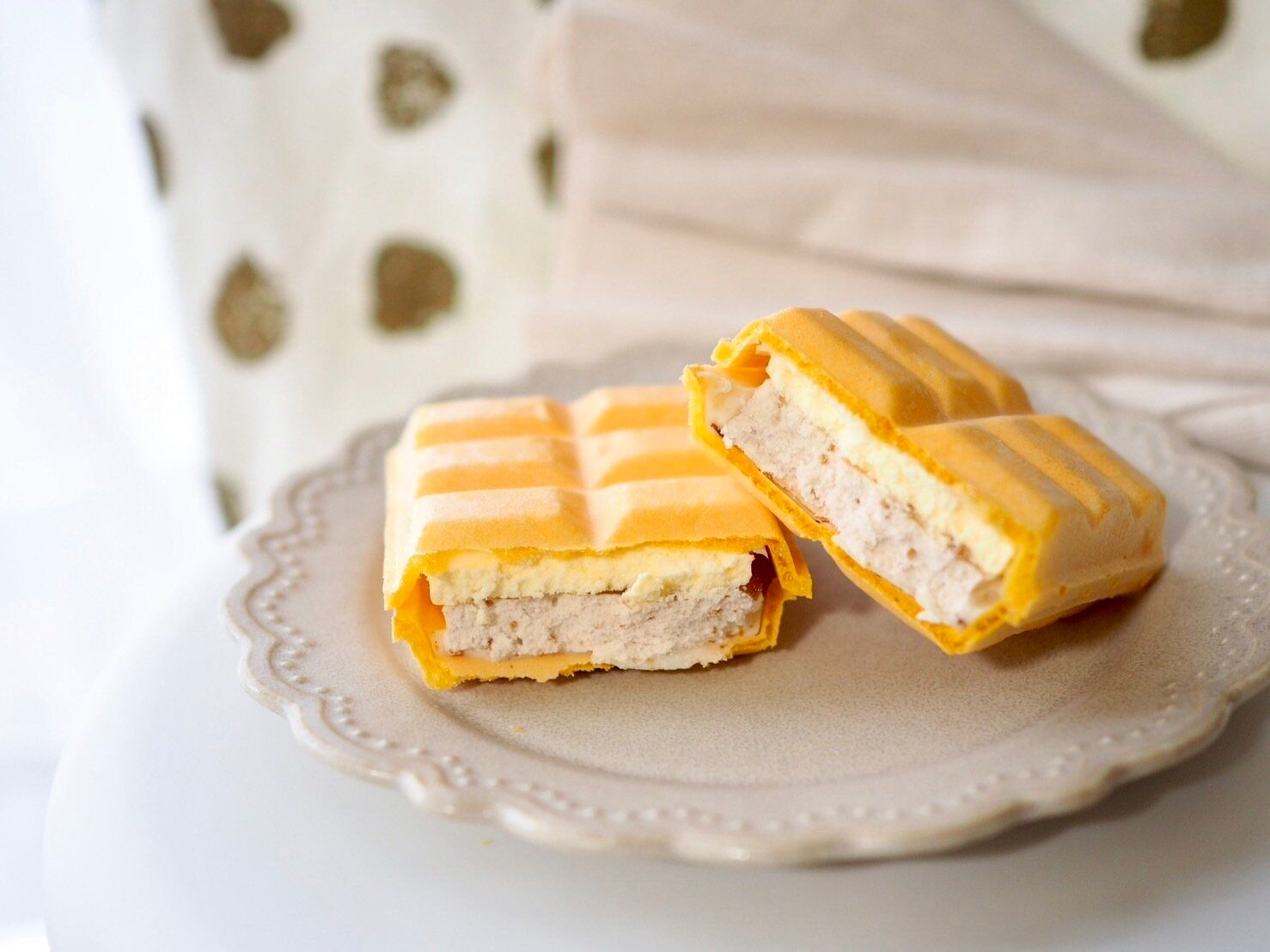 シャトレーゼ「DESSERTモナカ　シナモン香るふじりんごのタルト」断面写真