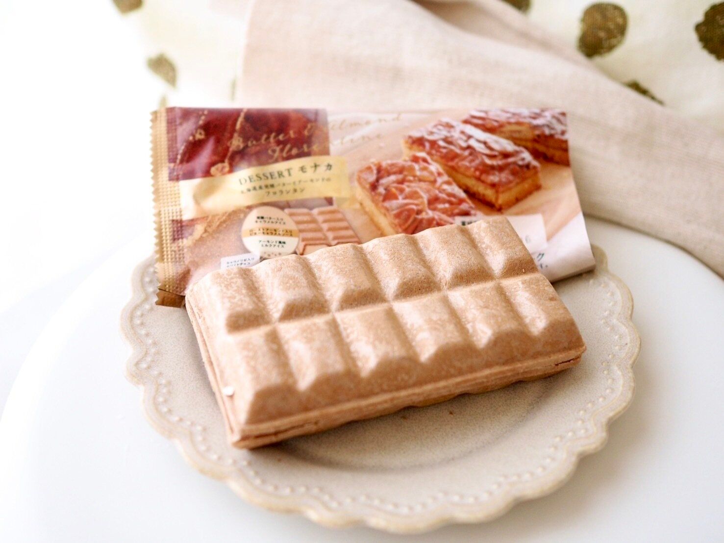 シャトレーゼ「DESSERTモナカ 北海道産発酵バターとアーモンドのフロランタン」商品写真