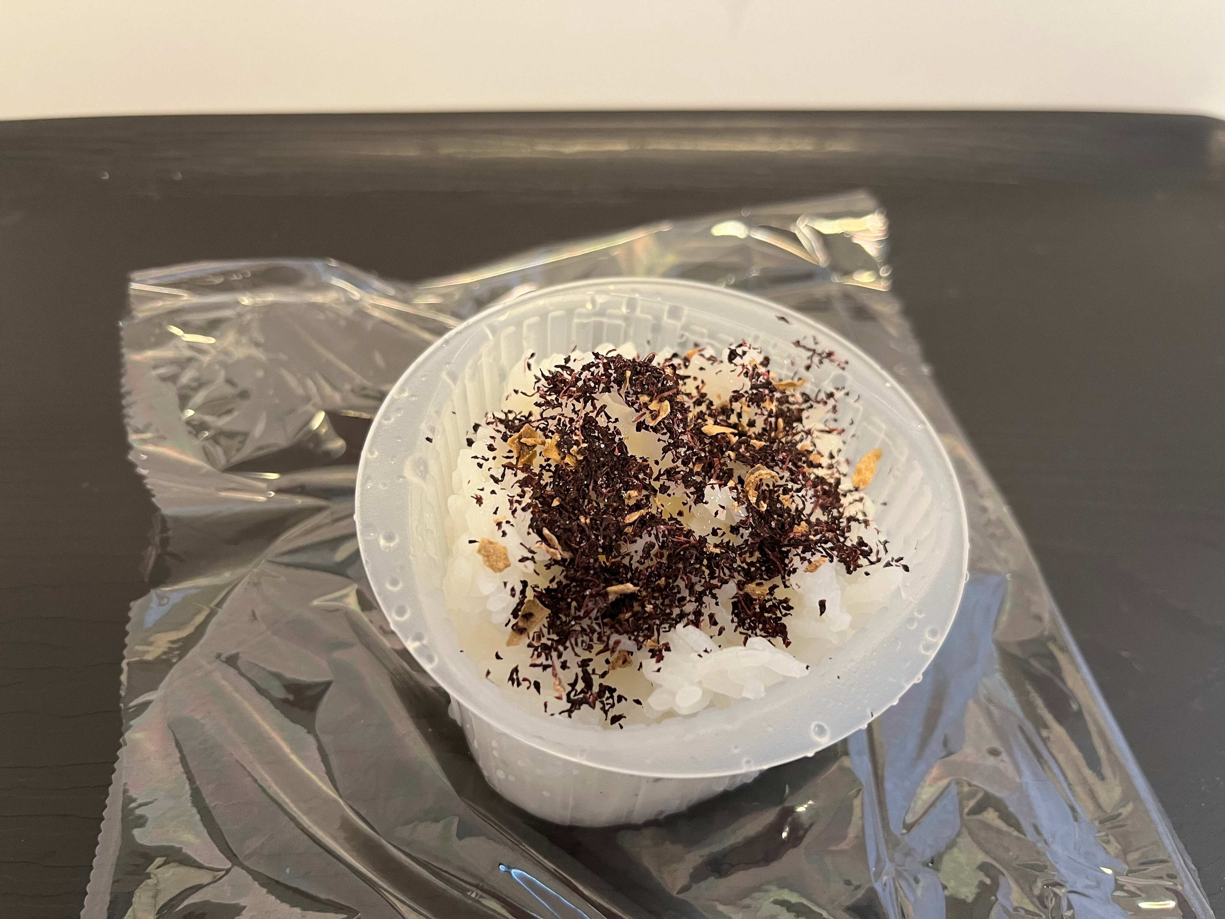 ふりかけとごはんを詰め入れたところ