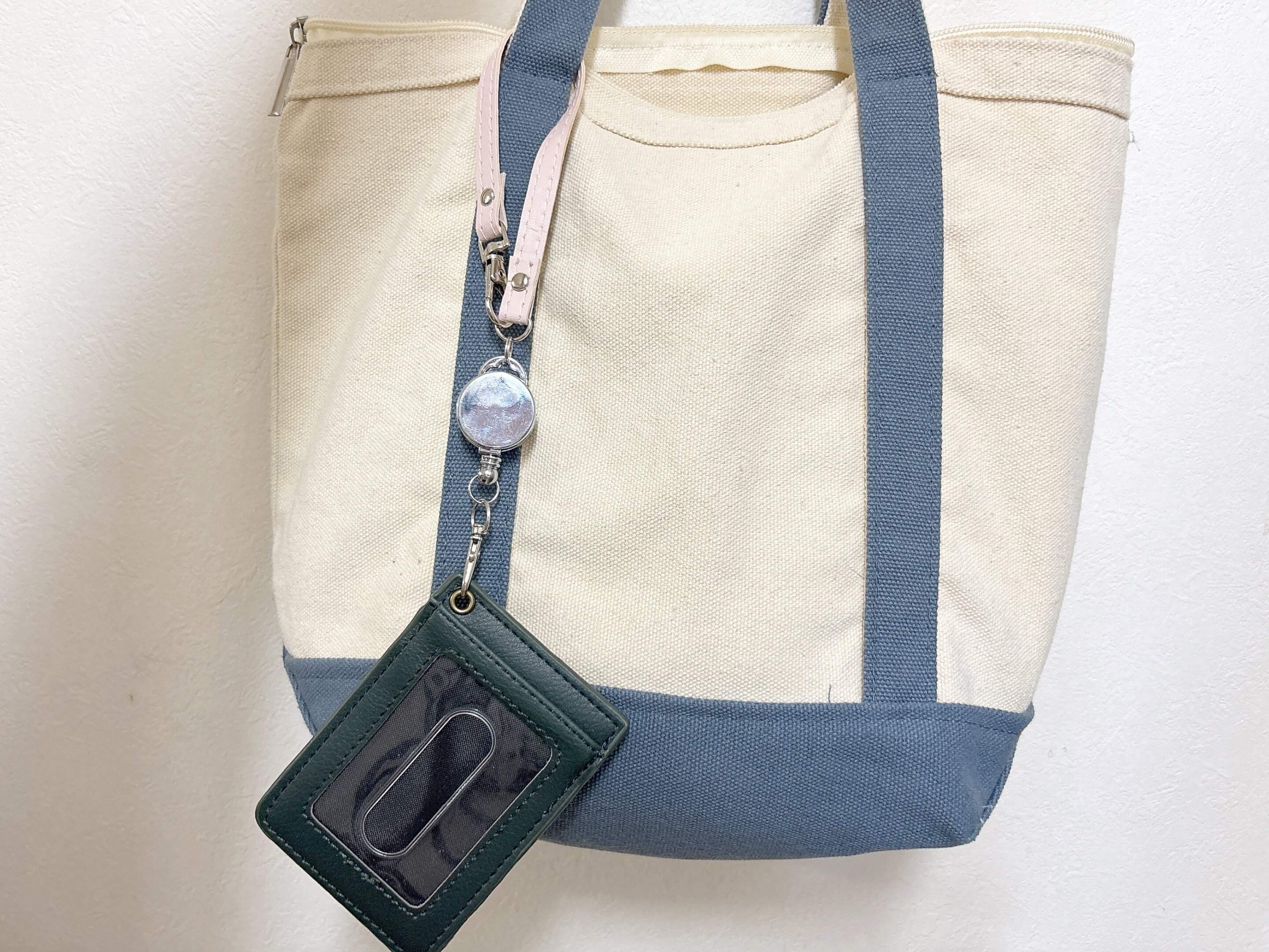 セリア革風ストラップリール付きくすみ