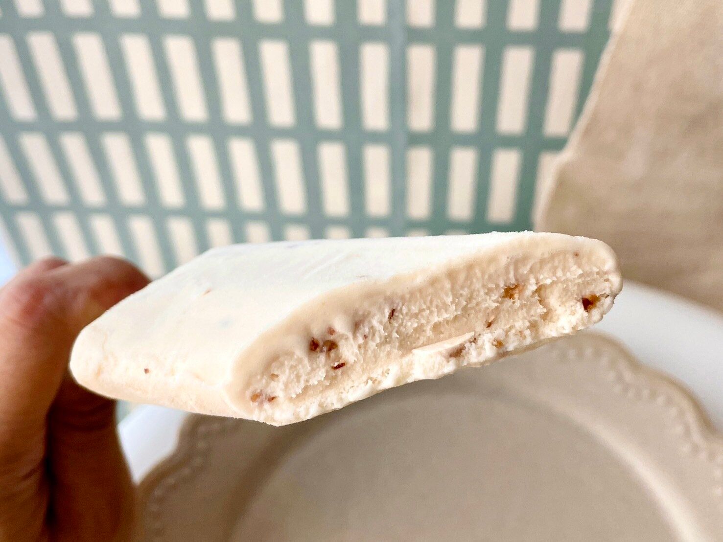 シャトレ－ゼ「キャンディングアーモンド入り バタースコッチバー」断面写真