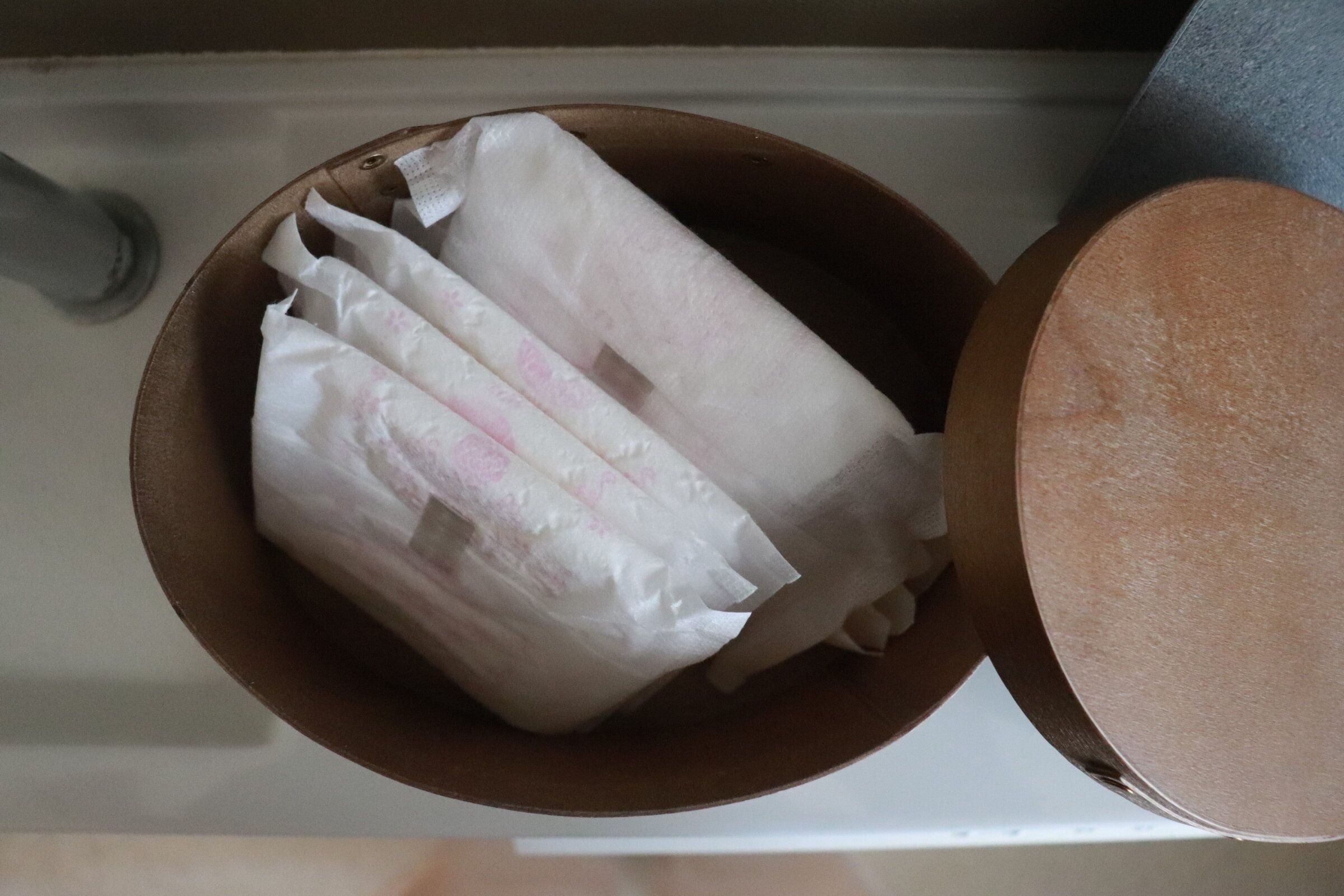 【3COINS】出しっぱなしでOK！収納にもディスプレイにもなるスリコの木製フタ付き収納ボックス