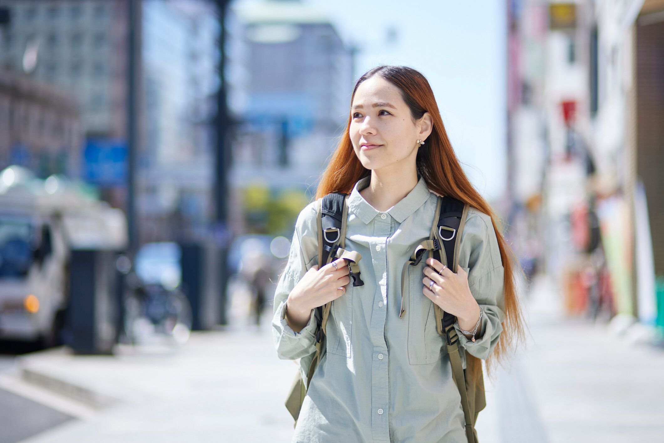 リュックを背負う女性