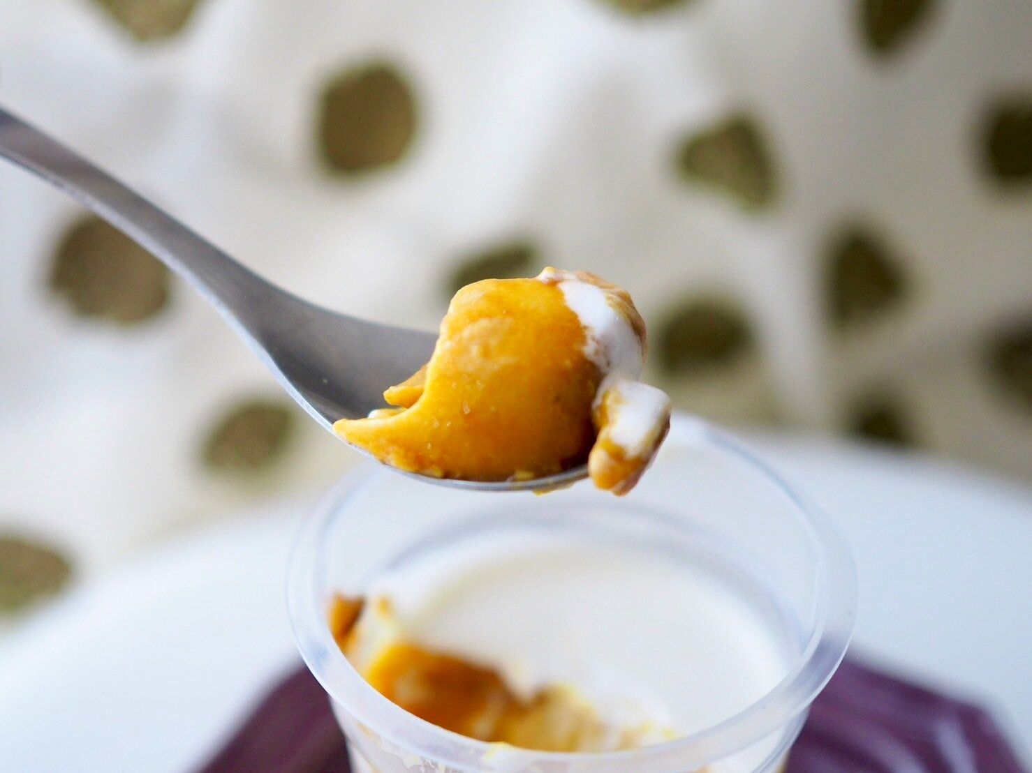 シャトレーゼ「ハロウィン かぼちゃプリン」スプーンのせ写真